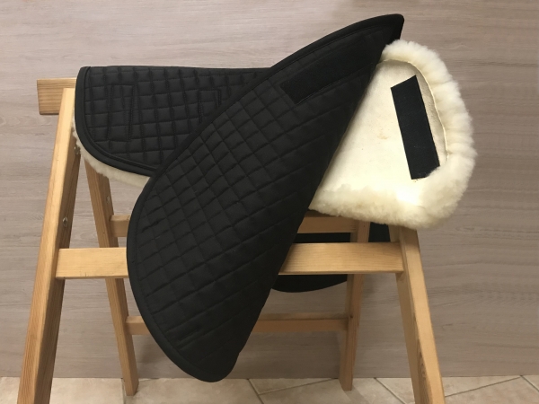 Geteiltes Lammfell-Pad mit Satteldecke in Dressurform, klettbar